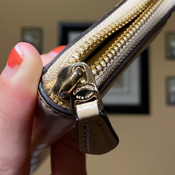 ❌SOLD❌Coach Accordion Zipper Wallet Embossed Leather - Picture 6 of 6